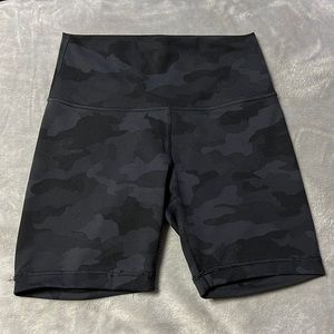 Lululemon • biker shorts • size 6 • deep camo